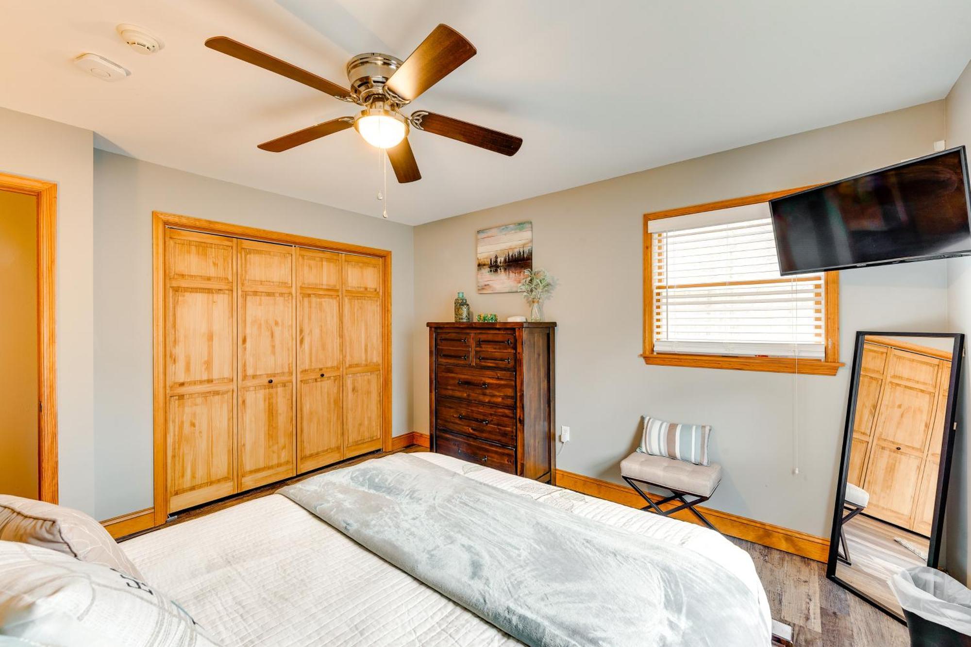 Pet-friendly Pocono With Private Hot Tub! * Pocono Lake