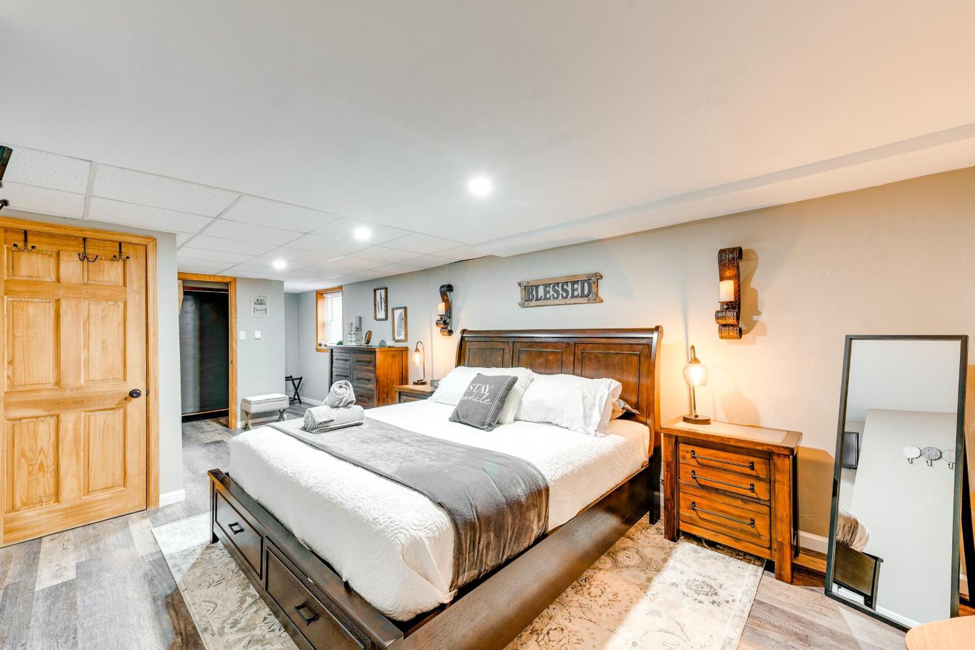 Pet-friendly Pocono With Private Hot Tub! Holiday home Pocono Lake