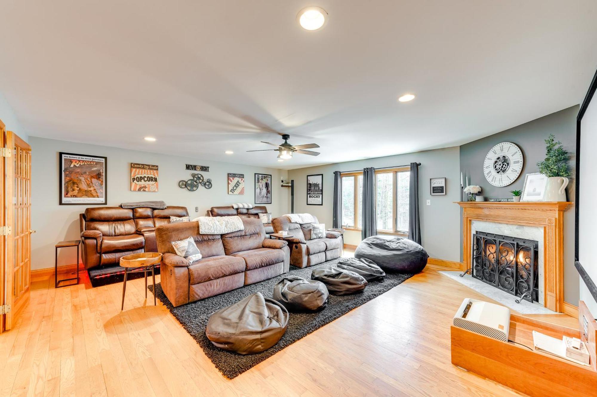 Pet-friendly Pocono With Private Hot Tub! Holiday home Pocono Lake
