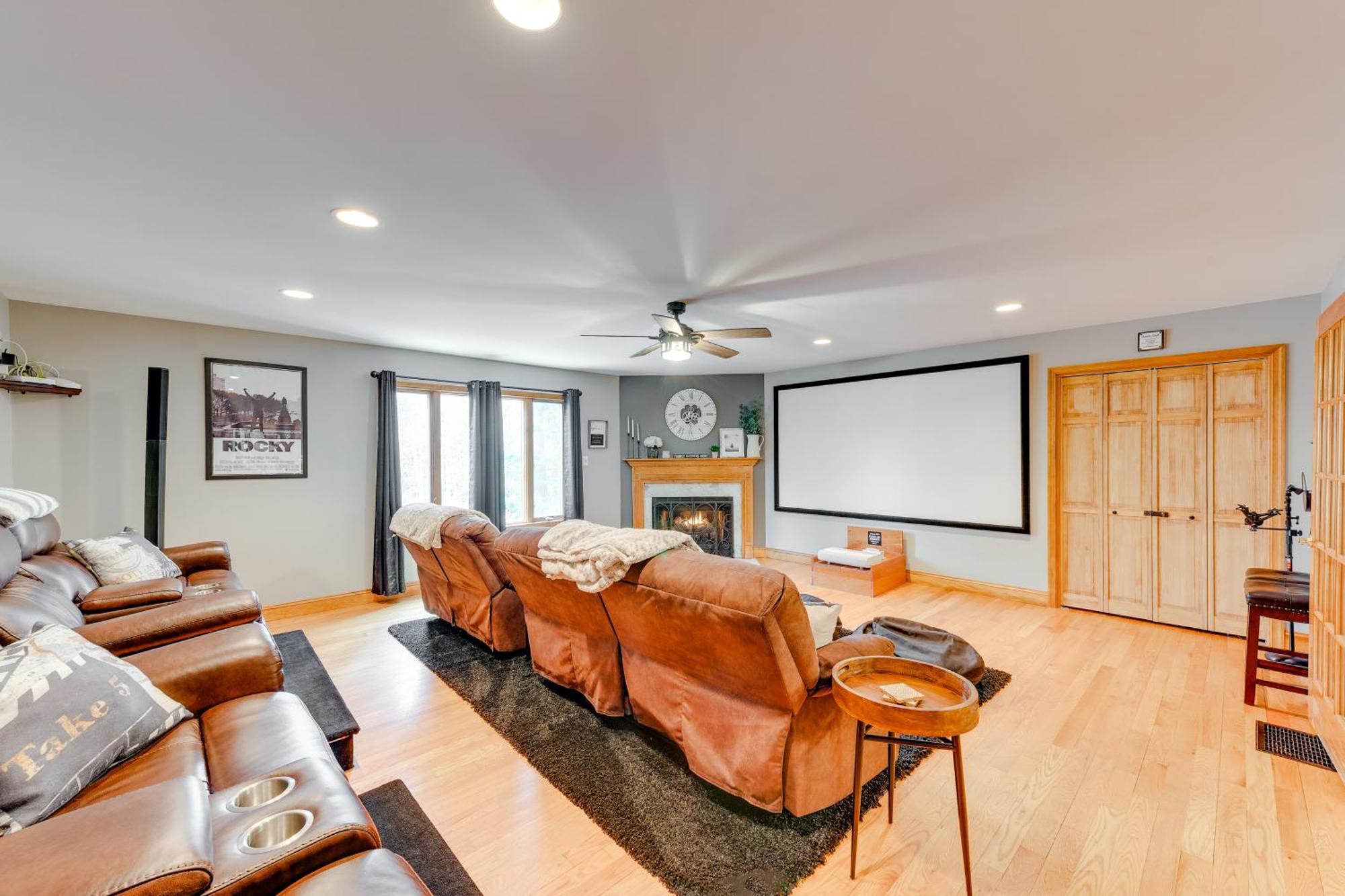 Pet-friendly Pocono With Private Hot Tub! Pocono Lake