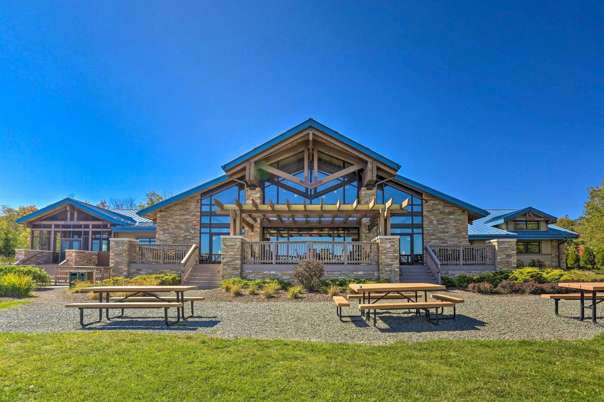 Pet-friendly Pocono With Private Hot Tub! Holiday home *
