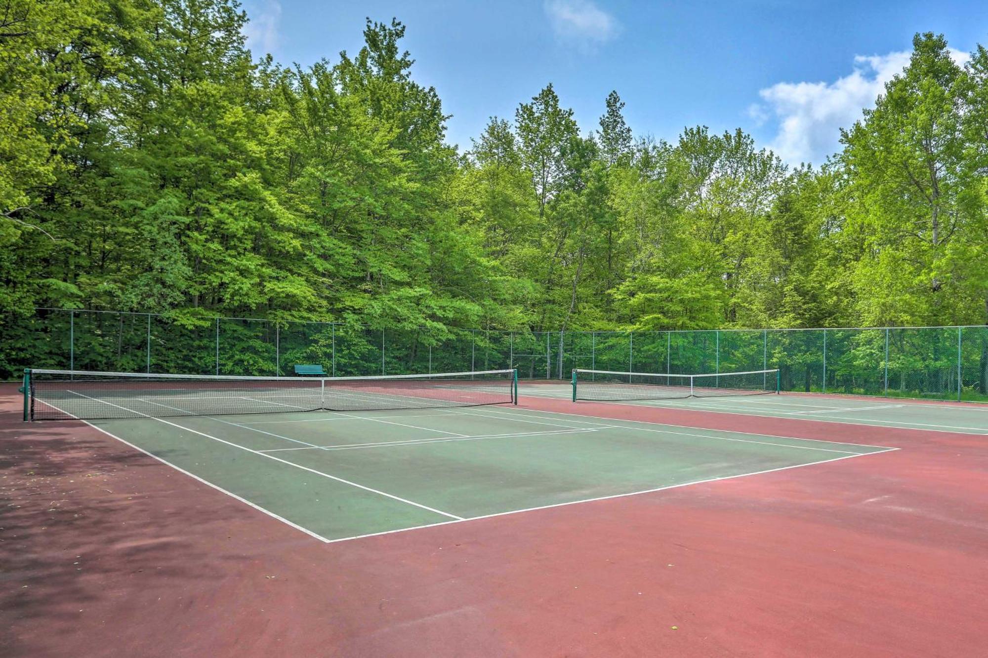 Pet-friendly Pocono With Private Hot Tub! Holiday home *