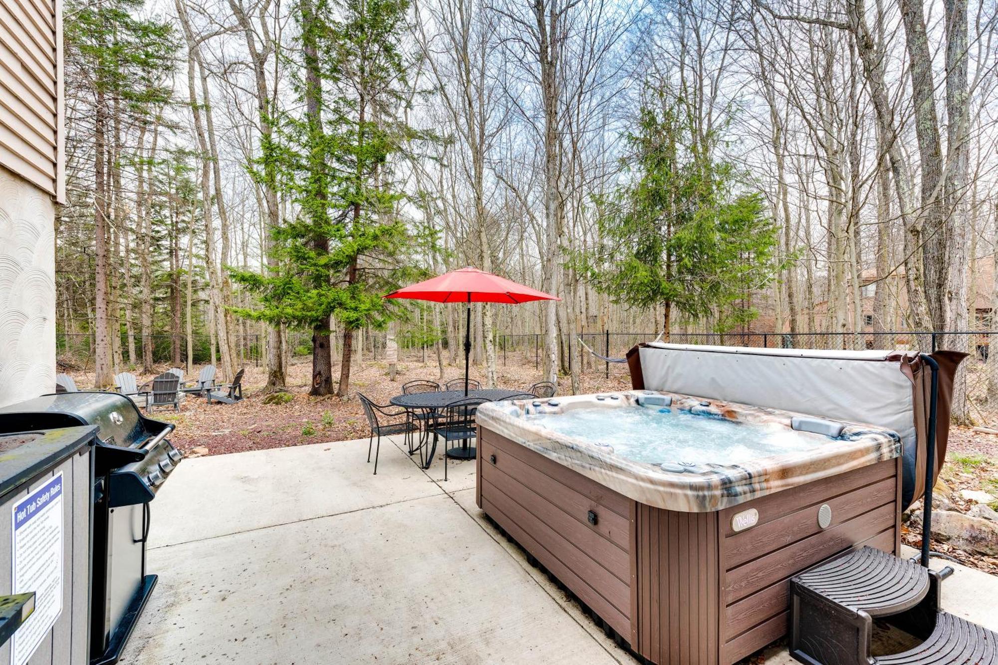Pet-friendly Pocono With Private Hot Tub! Holiday home Pocono Lake